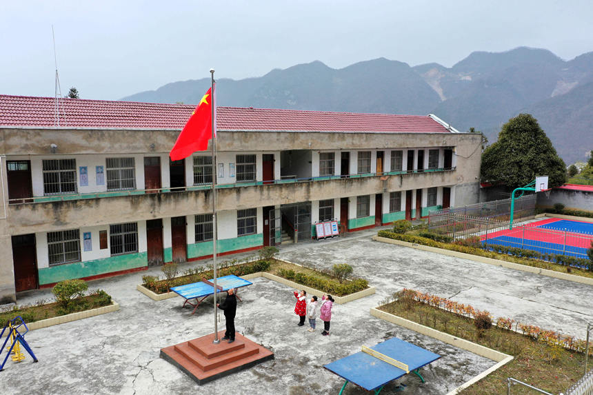 Hubei primary school attended by three students starts new semester