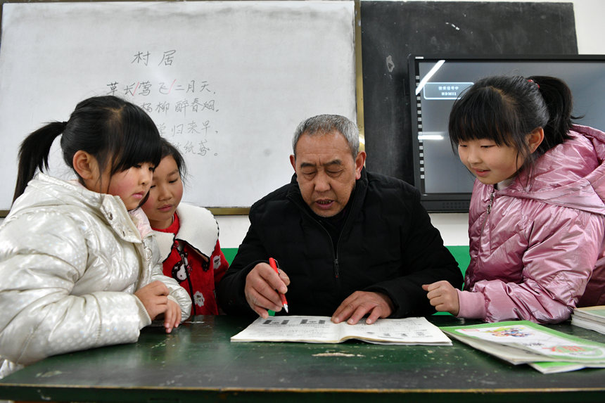 Hubei primary school attended by three students starts new semester