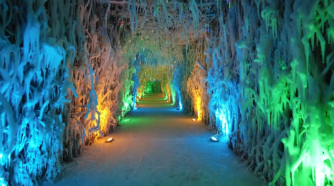 Dreamlike "icicle corridor" enraptures tourists visiting Altay in NW China's Xinjiang