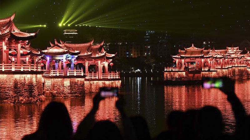 Light show staged at Guangji Bridge