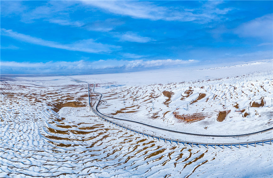 Enjoy stunning scenery along Dunhuang railway in snow-covered Gobi Desert of NW China