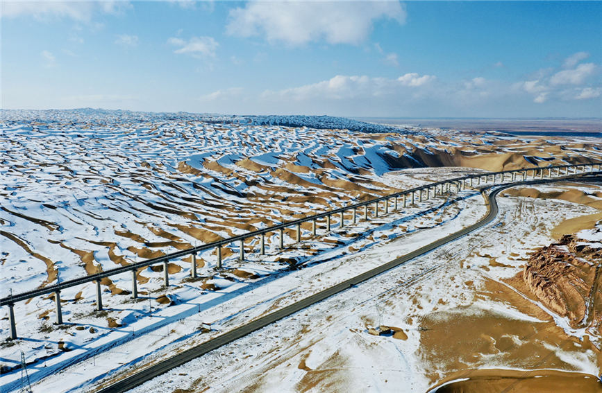 Enjoy stunning scenery along Dunhuang railway in snow-covered Gobi Desert of NW China