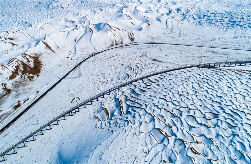 Enjoy stunning scenery along Dunhuang railway in snow-covered Gobi Desert of NW China