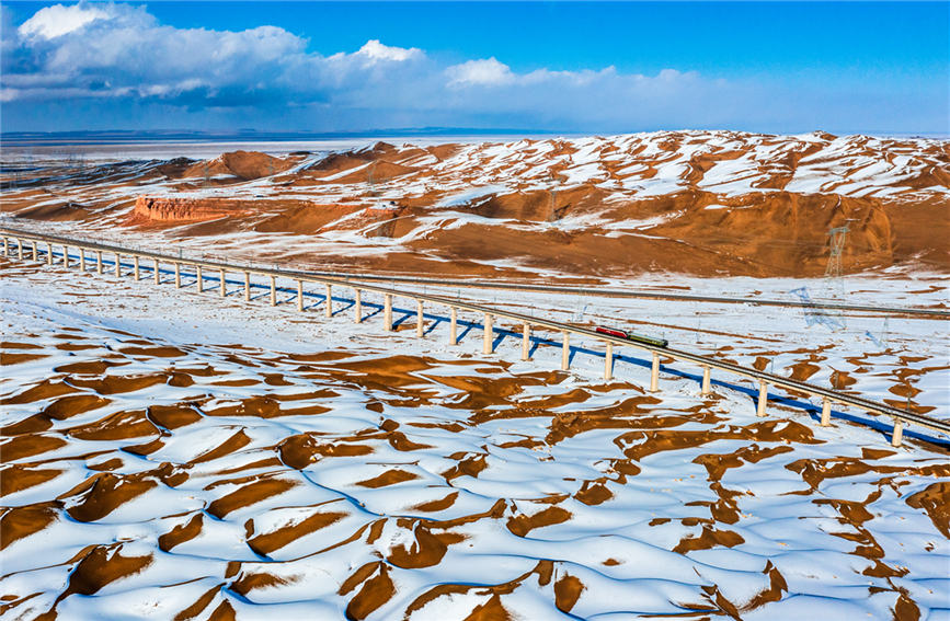 Enjoy stunning scenery along Dunhuang railway in snow-covered Gobi Desert of NW China