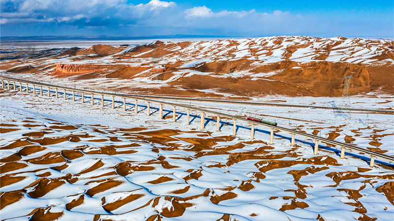 Enjoy stunning scenery along Dunhuang railway in snow-covered Gobi Desert of NW China