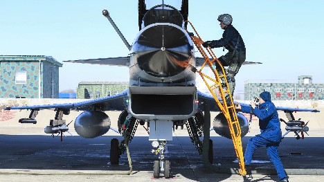 Fighter jet in round-the-clock combat flight training