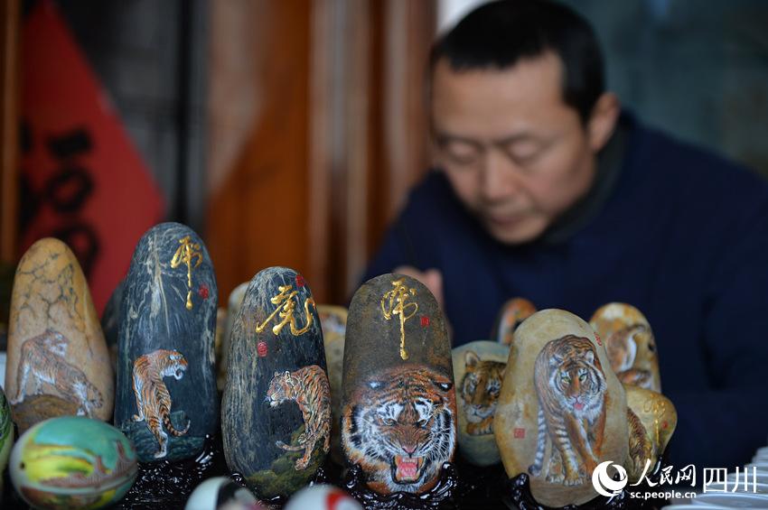 Folk artist in Sichuan creates lifelike tiger-themed stone paintings