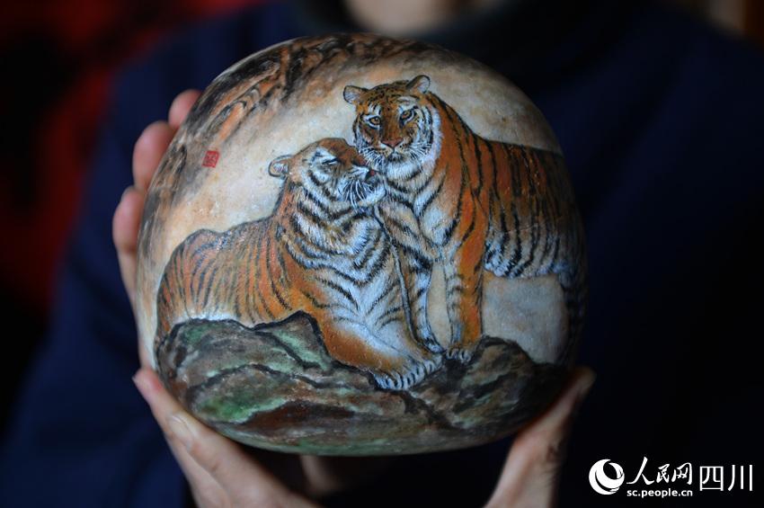 Folk artist in Sichuan creates lifelike tiger-themed stone paintings