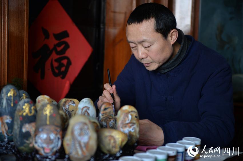 Folk artist in Sichuan creates lifelike tiger-themed stone paintings