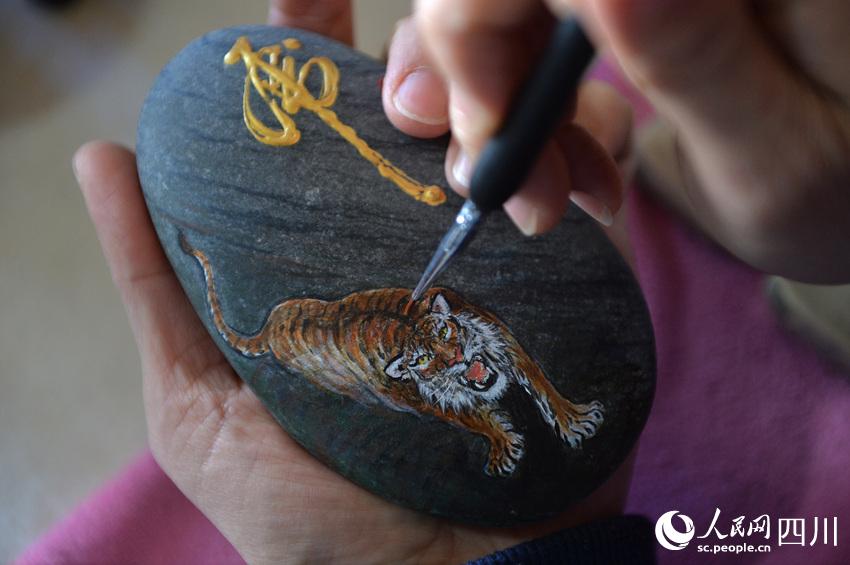 Folk artist in Sichuan creates lifelike tiger-themed stone paintings