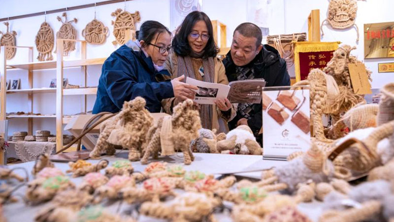 Inheritor of intangible cultural heritage of hemp weaving in Ningxia