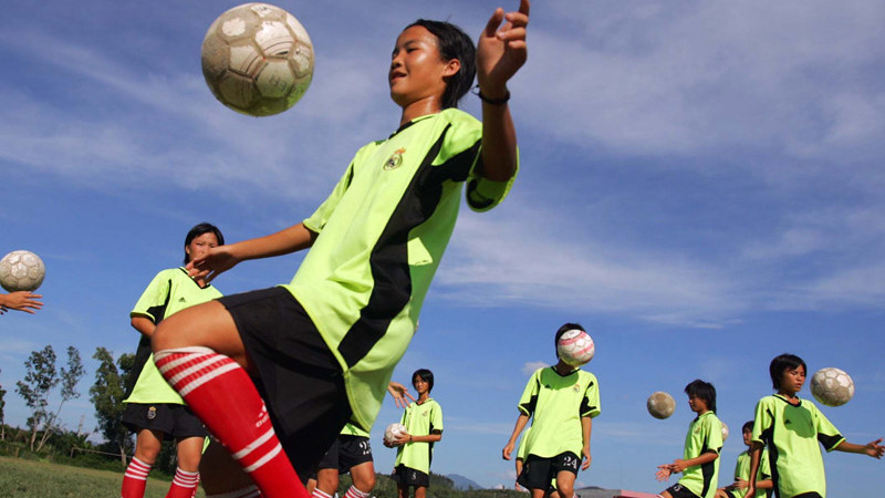 Girls from mountainous areas in Hainan pursue football dreams