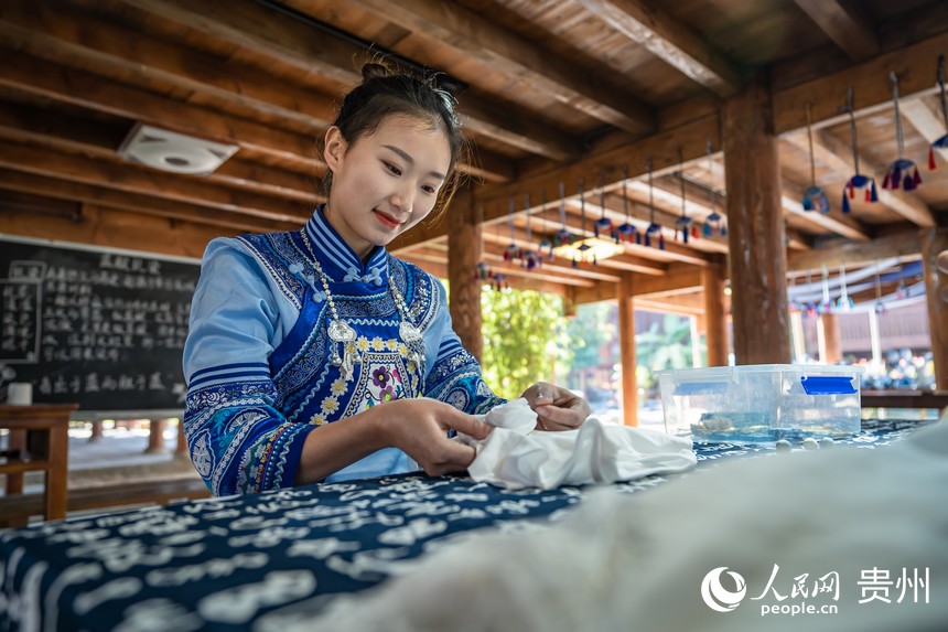 Traditional tie-dye products of Buyi ethnic group in Guizhou popular among tourists