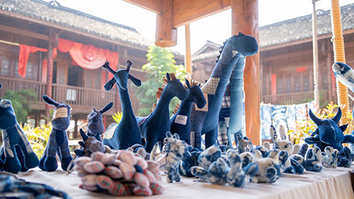 Traditional tie-dye products of Buyi ethnic group in Guizhou popular among tourists