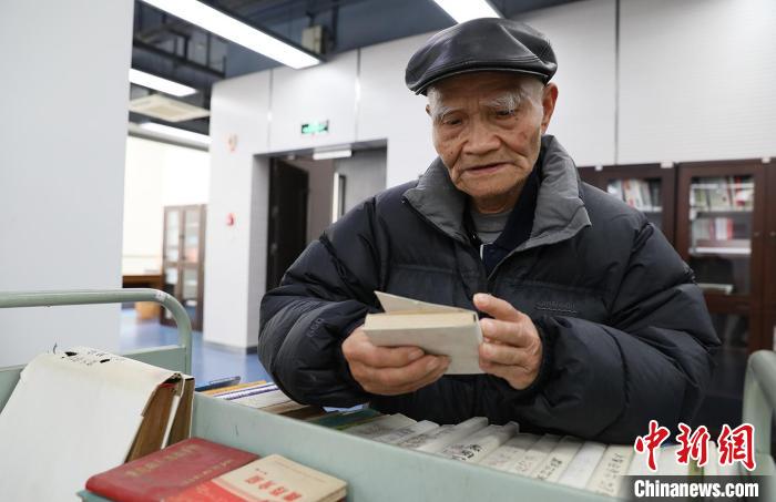 Frugal octogenarian donates book collection, 100,000 yuan to set