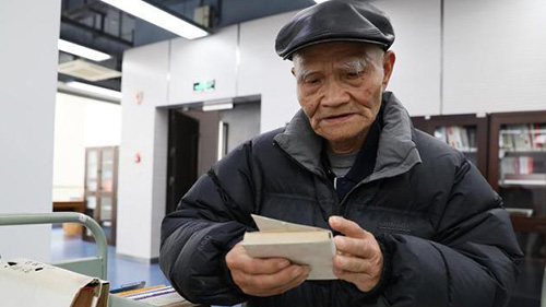 Frugal octogenarian donates book collection, 100,000 yuan to set up fund at university for promoting reading