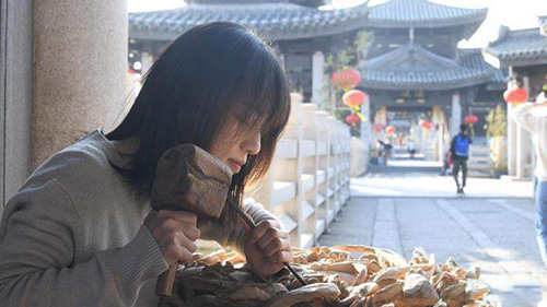 Young craftswoman dedicates herself to passing on Chaozhou woodcarving