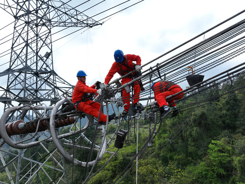 Maintenance workers check, repair power transmission line in SW China’s Chongqing