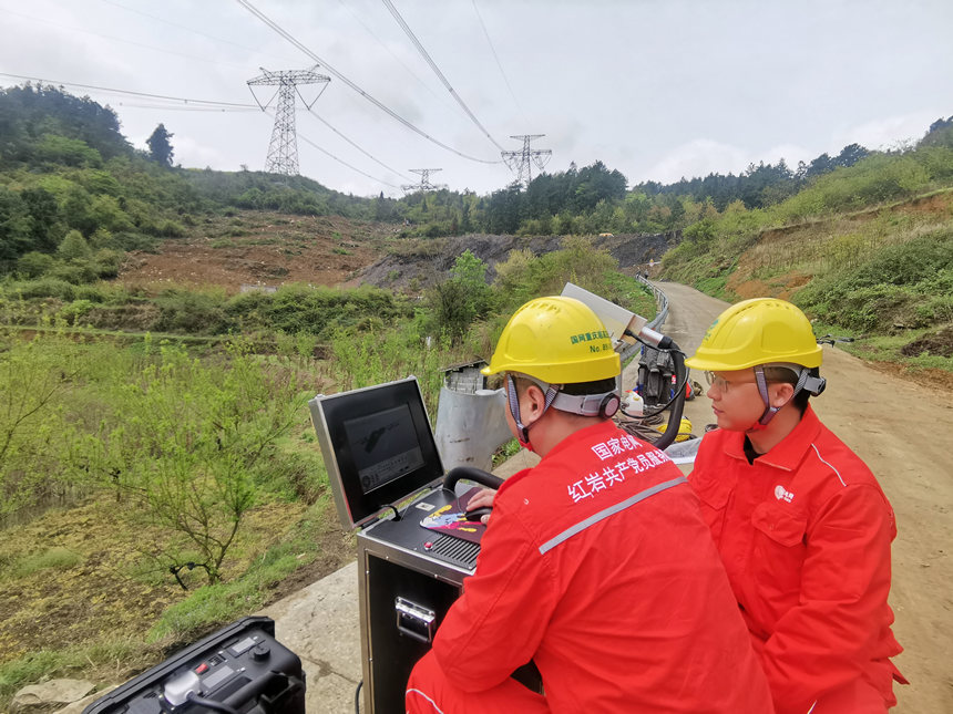Maintenance workers check, repair power transmission line in SW China’s Chongqing