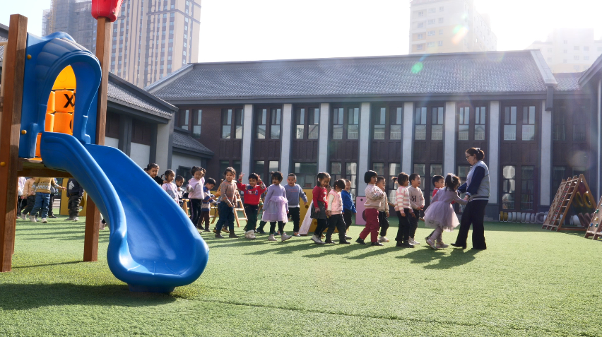 Nursery teacher shares how early childhood education has changed in NW China's Xinjiang 