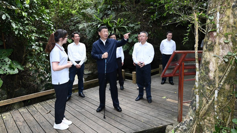 Xi inspects Wuzhishan in Hainan
