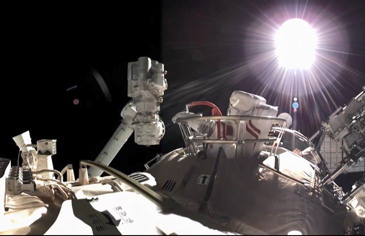 Young foreigners hail China's aerospace industry as China's new space trio return home