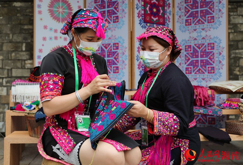 Cultures of local ethnic groups in China’s Hainan displayed at Boao Forum for Asia annual conference