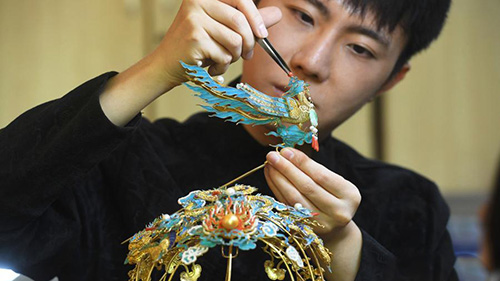 Young man creates fine filigree inlay ornaments in Chongqing