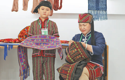 The Traditional Li Weaving Textile Technique Still in Use Today