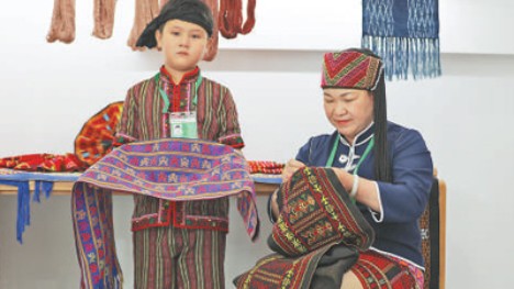 Woman devotes decades to passing on traditional ethnic brocade craft in S China’s Hainan