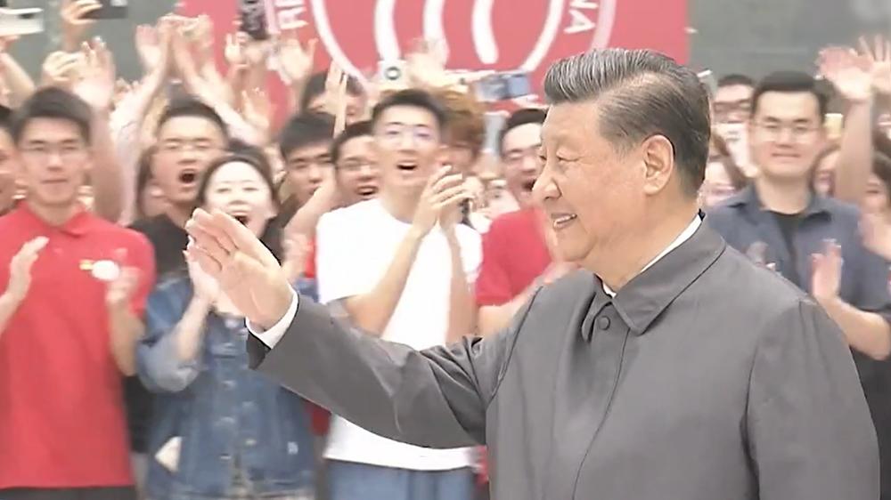 President Xi encourages students to strive for the best