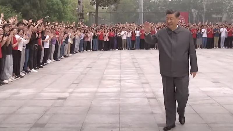 University students greet President Xi
