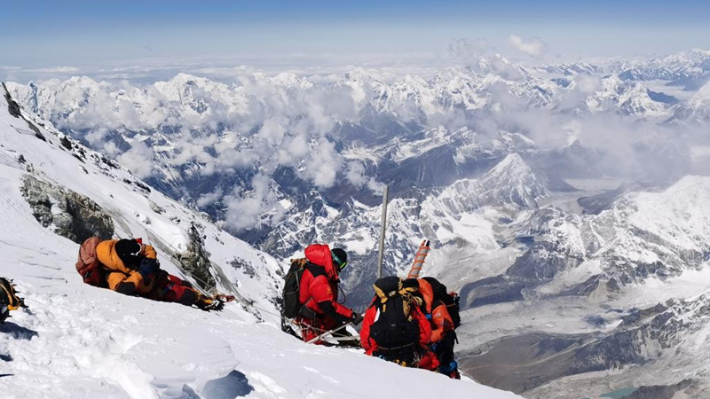 Chinese scientific expedition team reaches Mt. Qomolangma summit