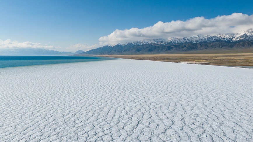 Rare spectacle of crushed ice being washed ashore occurs in NW China's Xinjiang