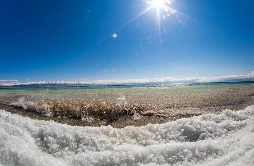 Rare spectacle of crushed ice being washed ashore occurs in NW China's Xinjiang