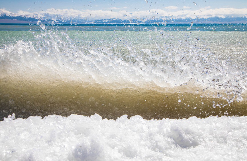 Rare spectacle of crushed ice being washed ashore occurs in NW China's Xinjiang