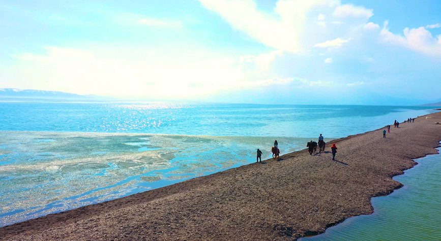 Rare spectacle of crushed ice being washed ashore occurs in NW China's Xinjiang