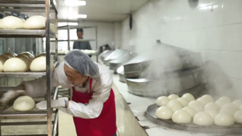 Female entrepreneur makes Chinese-style steamed buns, inspires others to pursue prosperity