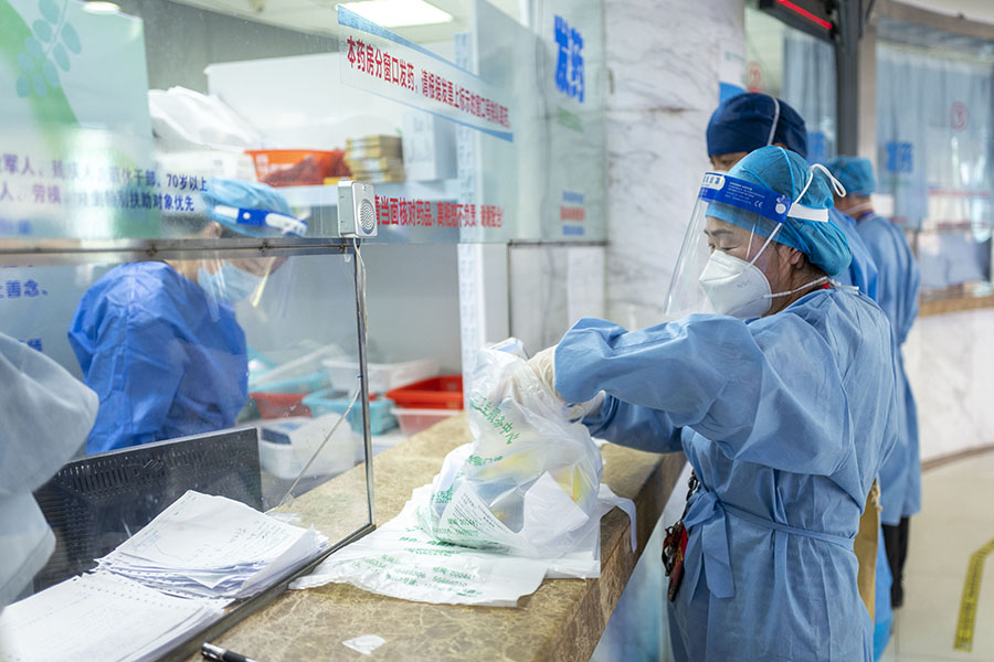 Shanghai: Community volunteers help collect medicines for residents in quarantine at home