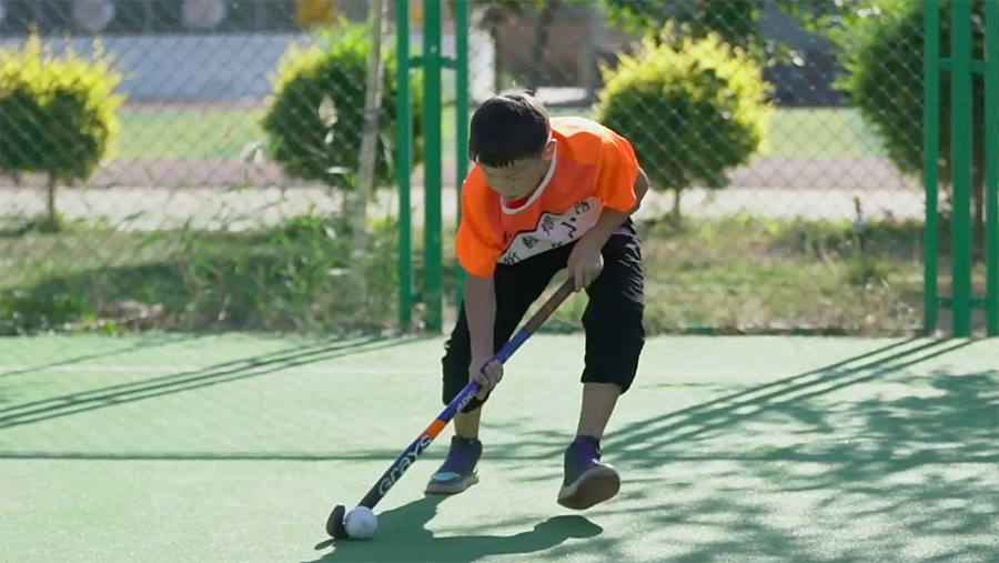 Traditional field hockey sport in NW China's Xinjiang passed down to younger generations