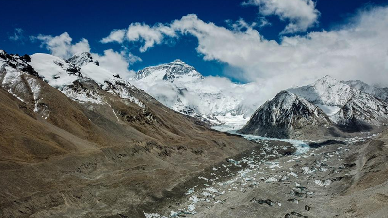 Glacier research carried out on Mount Qomolangma