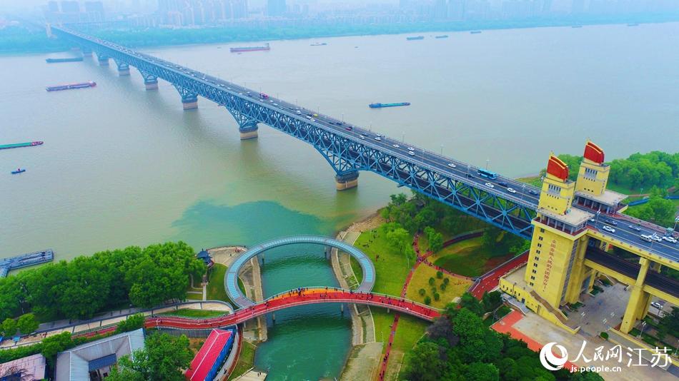 Ring-shaped bridge in Nanjing provides place for citizens to better admire scenery of Yangtze River