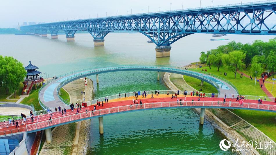 Ring-shaped bridge in Nanjing provides place for citizens to better admire scenery of Yangtze River