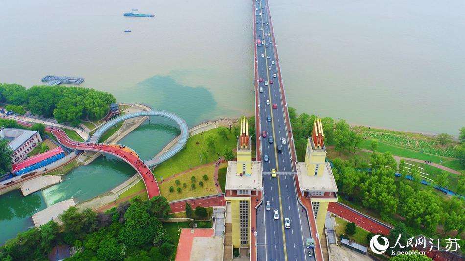 Ring-shaped bridge in Nanjing provides place for citizens to better admire scenery of Yangtze River