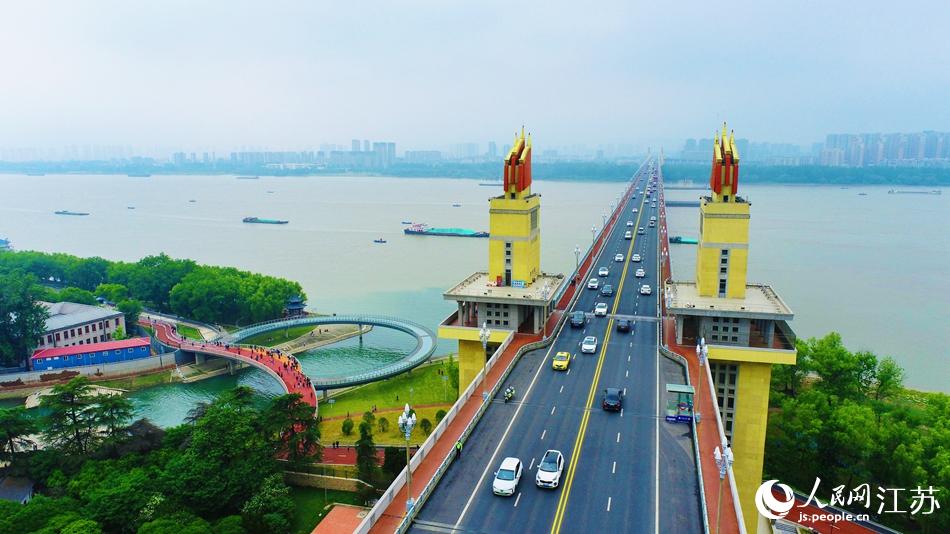 Ring-shaped bridge in Nanjing provides place for citizens to better admire scenery of Yangtze River