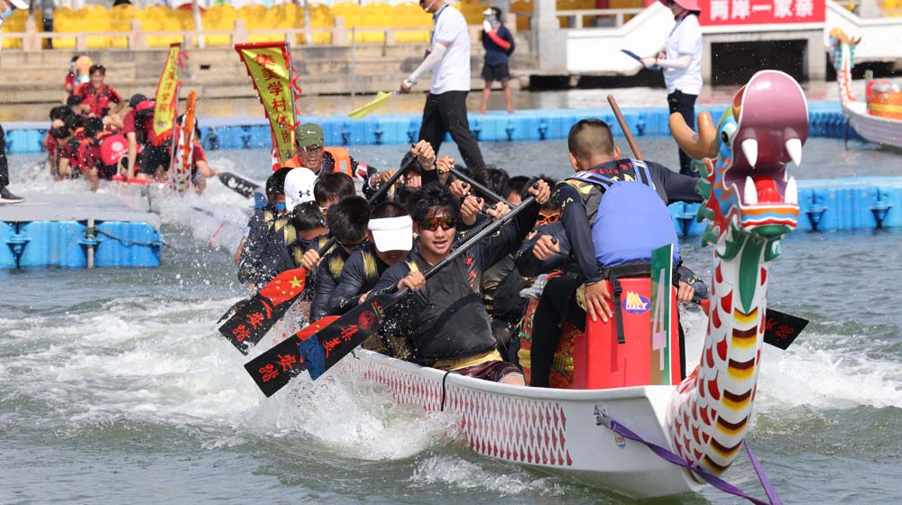 Cross-Straits connections highlighted by boat races