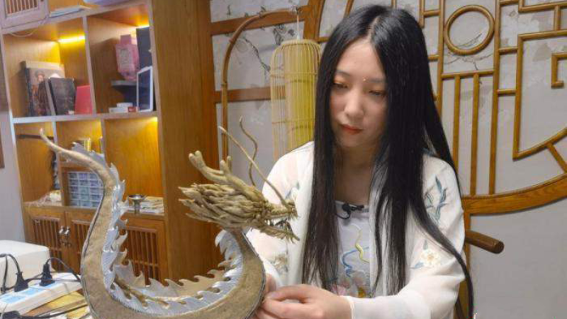 Chinese craftswoman turns ring-pull cans into exquisite handmade dragon boat