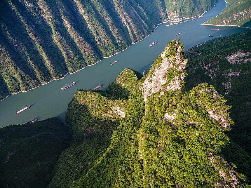 Summer scenery unfolds along Yangtze River's Three Gorges