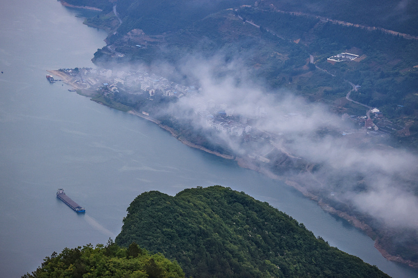 Summer scenery unfolds along Yangtze River's Three Gorges