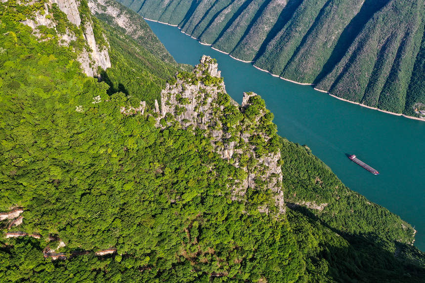 Summer scenery unfolds along Yangtze River's Three Gorges